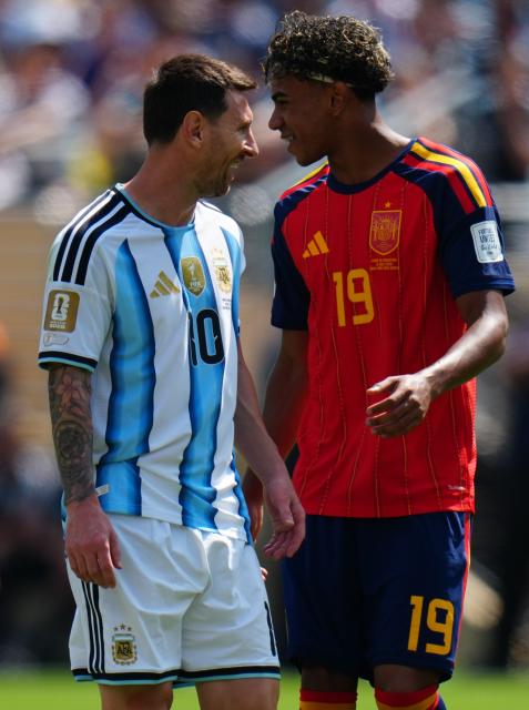 (260720) -- NEW JERSEY, July 20, 2026 (Xinhua) -- Lamine Yamal (R) of Spain and Lionel Messi of Argentina are seen during the final match between Spain and Argentina at the 2026 FIFA World Cup at the New York New Jersey Stadium, the United States, July 19, 2026. (Xinhua/Jia Haocheng)