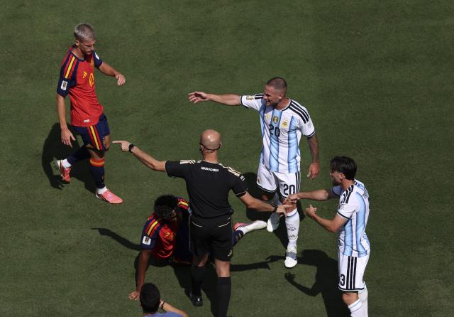 (260720) -- NEW JERSEY, July 20, 2026 (Xinhua) -- Players of both sides argue with the referee during the final match between Spain and Argentina at the 2026 FIFA World Cup at the New York New Jersey Stadium, the United States, July 19, 2026. (Xinhua/Xu Zijian)