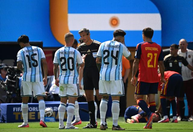 (260720) -- NEW JERSEY, July 20, 2026 (Xinhua) -- Alexis Mac Allister (2nd L) of Argentina speaks to referee Slavko Vincic (3rd L) during the final match between Spain and Argentina at the 2026 FIFA World Cup at the New York New Jersey Stadium, the United States, July 19, 2026. (Xinhua/Wu Xiaoling)