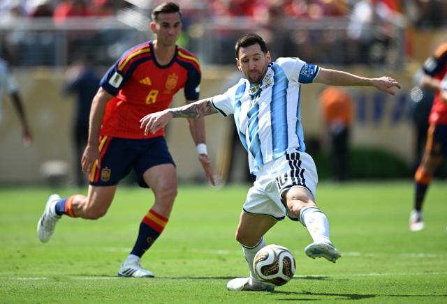 (260720) -- NEW JERSEY, July 20, 2026 (Xinhua) -- Lionel Messi (R) of Argentina competes during the final match between Spain and Argentina at the 2026 FIFA World Cup at the New York New Jersey Stadium, the United States, July 19, 2026. (Xinhua/Wu Xiaoling)