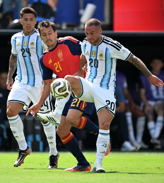 (260720) -- NEW JERSEY, July 20, 2026 (Xinhua) -- Mikel Oyarzabal (C) of Spain competes with Alexis Mac Allister (R) of Argentina during the final match between Spain and Argentina at the 2026 FIFA World Cup at the New York New Jersey Stadium, the United States, July 19, 2026. (Xinhua/Wu Xiaoling)