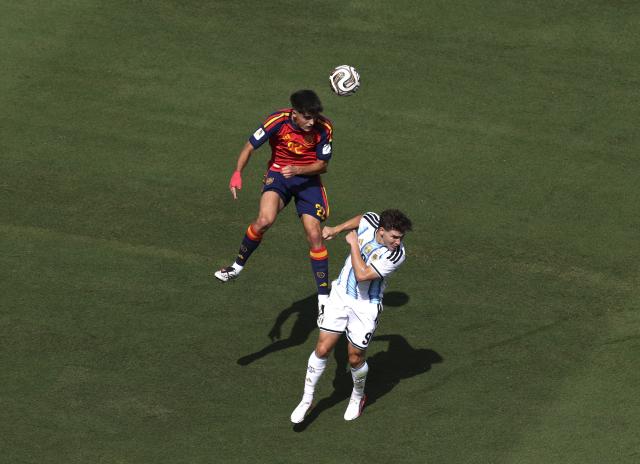 (260720) -- NEW JERSEY, July 20, 2026 (Xinhua) -- Julian Alvarez (R) of Argentina competes against Pau Cubarsi of Spain during the final match between Spain and Argentina at the 2026 FIFA World Cup at the New York New Jersey Stadium, the United States, July 19, 2026. (Xinhua/Xu Zijian)