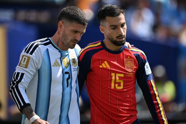 (260720) -- NEW JERSEY, July 20, 2026 (Xinhua) -- Alex Baena (R) of Spain and Rodrigo De Paul of Argentina are seen during the final match between Spain and Argentina at the 2026 FIFA World Cup at the New York New Jersey Stadium, the United States, July 19, 2026. (Xinhua/Wu Xiaoling)