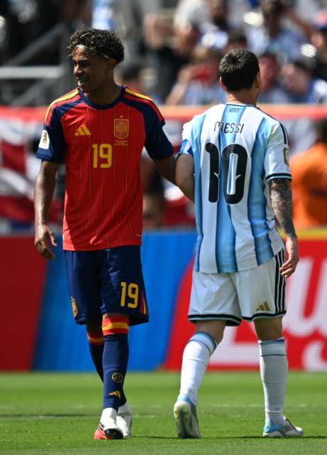 (260720) -- NEW JERSEY, July 20, 2026 (Xinhua) -- Lamine Yamal (L) of Spain and Lionel Messi of Argentina are seen during the final match between Spain and Argentina at the 2026 FIFA World Cup at the New York New Jersey Stadium, the United States, July 19, 2026. (Xinhua/Wu Xiaoling)