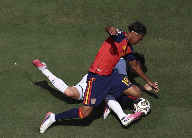(260720) -- NEW JERSEY, July 20, 2026 (Xinhua) -- Lamine Yamal (Top) of Spain competes during the final match between Spain and Argentina at the 2026 FIFA World Cup at the New York New Jersey Stadium, the United States, July 19, 2026. (Xinhua/Xu Zijian)