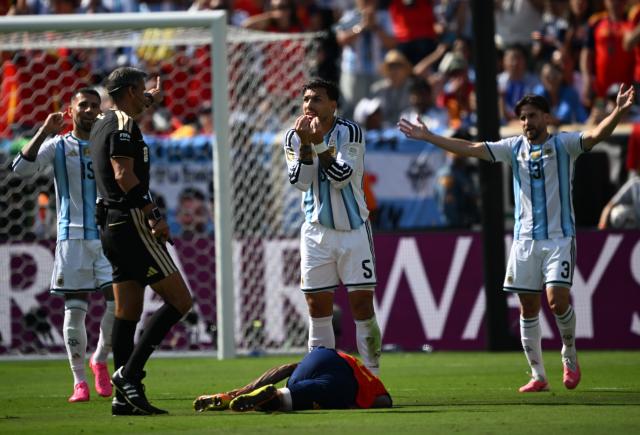 (260720) -- NEW JERSEY, July 20, 2026 (Xinhua) -- Leandro Paredes (2nd R) of Argentina reacts after committing a foul on Pedro Porro (down) of Spain during the final match between Spain and Argentina at the 2026 FIFA World Cup at the New York New Jersey Stadium, the United States, July 19, 2026. (Xinhua/Wu Xiaoling)