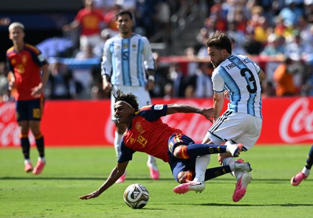 (260720) -- NEW JERSEY, July 20, 2026 (Xinhua) -- Lamine Yamal (L) of Spain competes with Nicolas Tagliafico of Argentina during the final match between Spain and Argentina at the 2026 FIFA World Cup at the New York New Jersey Stadium, the United States, July 19, 2026. (Xinhua/Wu Xiaoling)