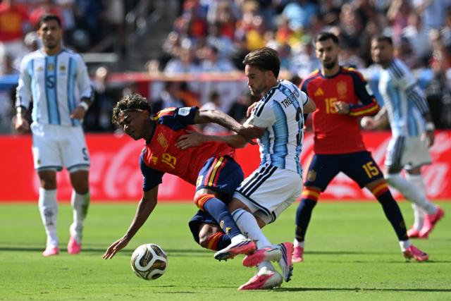 (260720) -- NEW JERSEY, July 20, 2026 (Xinhua) -- Lamine Yamal (L) of Spain competes with Nicolas Tagliafico of Argentina during the final match between Spain and Argentina at the 2026 FIFA World Cup at the New York New Jersey Stadium, the United States, July 19, 2026. (Xinhua/Wu Xiaoling)