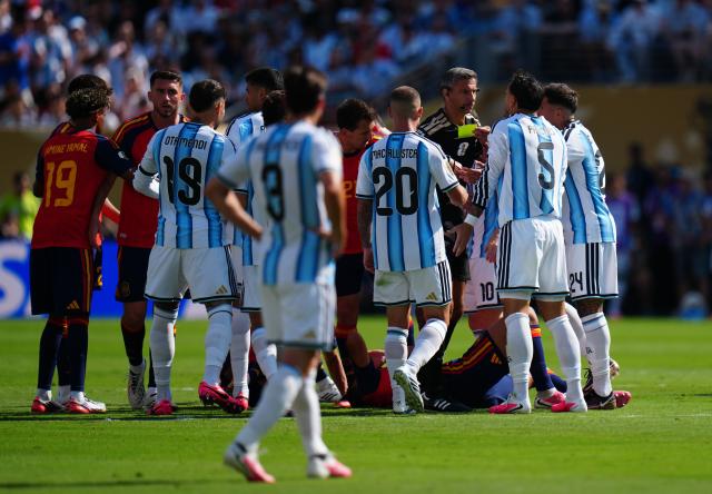(260720) -- NEW JERSEY, July 20, 2026 (Xinhua) -- Argentina's Leandro Paredes (2nd R) receives a yellow card from referee Slavko Vincic during the final match between Spain and Argentina at the 2026 FIFA World Cup at the New York New Jersey Stadium, the United States, July 19, 2026. (Xinhua/Jia Haocheng)