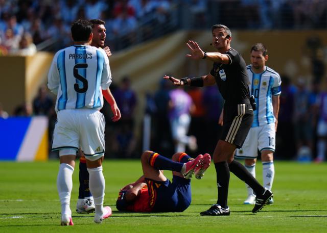 (260720) -- NEW JERSEY, July 20, 2026 (Xinhua) -- Argentina's Leandro Paredes (1st L) remonstrates with referee Slavko Vincic during the final match between Spain and Argentina at the 2026 FIFA World Cup at the New York New Jersey Stadium, the United States, July 19, 2026. (Xinhua/Jia Haocheng)