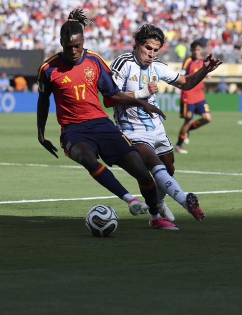 (260720) -- NEW JERSEY, July 20, 2026 (Xinhua) -- Nico Williams (L) of Spain competes during the final match between Spain and Argentina at the 2026 FIFA World Cup at the New York New Jersey Stadium, the United States, July 19, 2026. (Xinhua/Cao Can)