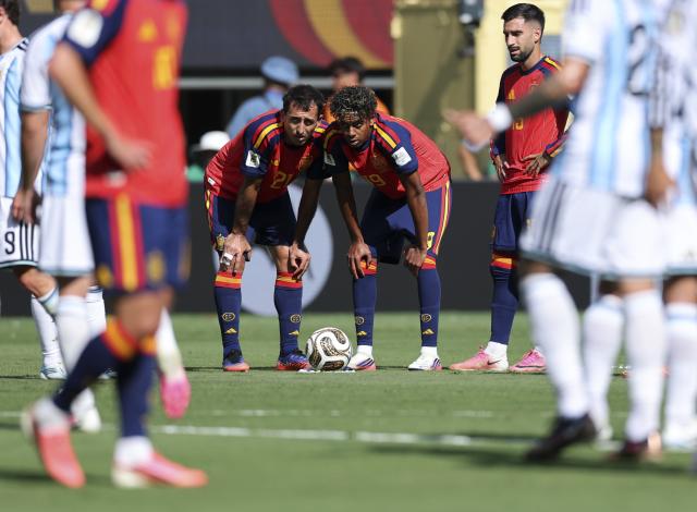 (260720) -- NEW JERSEY, July 20, 2026 (Xinhua) -- Lamine Yamal (C) and Mikel Oyarzabal (L) of Spain react during the final match between Spain and Argentina at the 2026 FIFA World Cup at the New York New Jersey Stadium, the United States, July 19, 2026. (Xinhua/Cao Can)