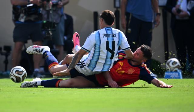 (260720) -- NEW JERSEY, July 20, 2026 (Xinhua) -- Gonzalo Montiel (top) of Argentina competes with Aymeric Laporte of Spain during the final match between Spain and Argentina at the 2026 FIFA World Cup at the New York New Jersey Stadium, the United States, July 19, 2026. (Xinhua/Wu Xiaoling)