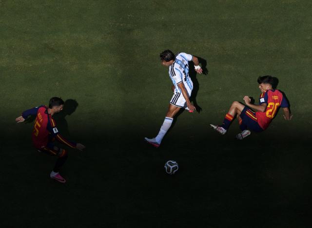 (260720) -- NEW JERSEY, July 20, 2026 (Xinhua) -- Alex Baena (L) and Pedri (R) of Spain compete with Giuliano Simeone of Argentina during the final match between Spain and Argentina at the 2026 FIFA World Cup at the New York New Jersey Stadium, the United States, July 19, 2026. (Xinhua/Chen Yichen)