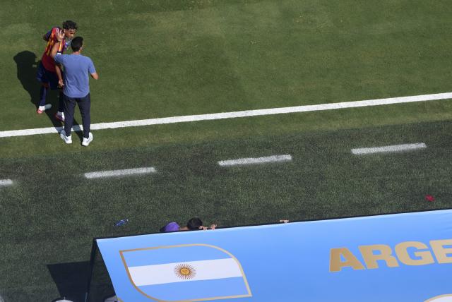 (260720) -- NEW JERSEY, July 20, 2026 (Xinhua) -- Lionel Scaloni (R), head coach of Argentina, reacts with Lamine Yamal of Spain during the final match between Spain and Argentina at the 2026 FIFA World Cup at the New York New Jersey Stadium, the United States, July 19, 2026. (Xinhua/Chen Yichen)