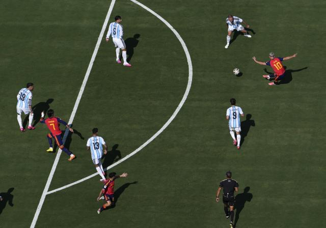 (260720) -- NEW JERSEY, July 20, 2026 (Xinhua) -- Dani Olmo (1st R) of Spain shoots during the final match between Spain and Argentina at the 2026 FIFA World Cup at the New York New Jersey Stadium, the United States, July 19, 2026. (Xinhua/Chen Yichen)