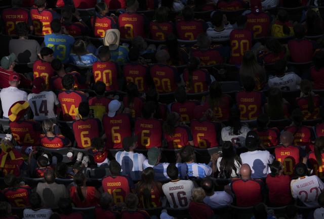 (260720) -- NEW JERSEY, July 20, 2026 (Xinhua) -- Fans are seen during the final match between Spain and Argentina at the 2026 FIFA World Cup at the New York New Jersey Stadium, the United States, July 19, 2026. (Xinhua/Chen Yichen)