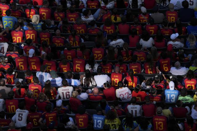 (260720) -- NEW JERSEY, July 20, 2026 (Xinhua) -- Fans are seen during the final match between Spain and Argentina at the 2026 FIFA World Cup at the New York New Jersey Stadium, the United States, July 19, 2026. (Xinhua/Chen Yichen)