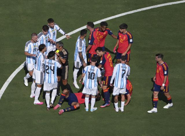 (260720) -- NEW JERSEY, July 20, 2026 (Xinhua) -- Leandro Paredes (2nd L) of Argentina is shown a yellow card during the final match between Spain and Argentina at the 2026 FIFA World Cup at the New York New Jersey Stadium, the United States, July 19, 2026. (Xinhua/Chen Yichen)
