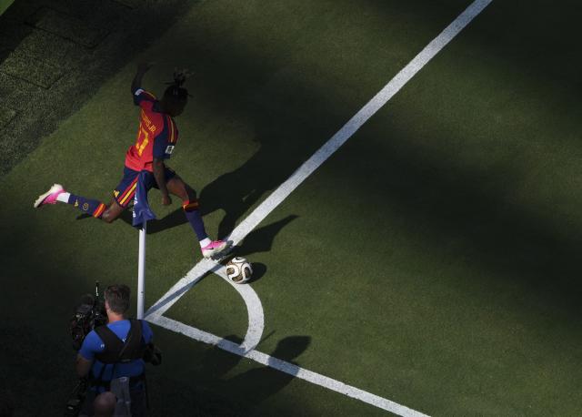 (260720) -- NEW JERSEY, July 20, 2026 (Xinhua) -- Nico Williams of Spain takes a corner kick during the final match between Spain and Argentina at the 2026 FIFA World Cup at the New York New Jersey Stadium, the United States, July 19, 2026. (Xinhua/Chen Yichen)