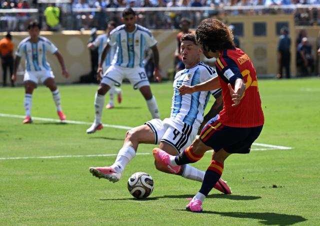 (260720) -- NEW JERSEY, July 20, 2026 (Xinhua) -- Gonzalo Montiel (L) of Argentina competes against Marc Cucurella of Spain during the final match between Spain and Argentina at the 2026 FIFA World Cup at the New York New Jersey Stadium, the United States, July 19, 2026. (Xinhua/Xiao Yijiu)
