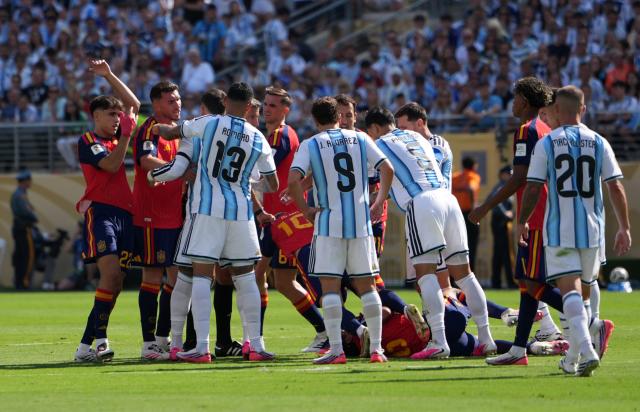 (260720) -- NEW JERSEY, July 20, 2026 (Xinhua) -- Players of both sides argue during the final match between Spain and Argentina at the 2026 FIFA World Cup at the New York New Jersey Stadium, the United States, July 19, 2026. (Xinhua/Huang Zongzhi)
