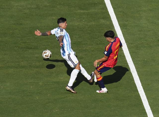(260720) -- NEW JERSEY, July 20, 2026 (Xinhua) -- Enzo Fernandez (L) of Argentina fouls Pau Cubarsi of Spain during the final match between Spain and Argentina at the 2026 FIFA World Cup at the New York New Jersey Stadium, the United States, July 19, 2026. (Xinhua/Xu Chang)