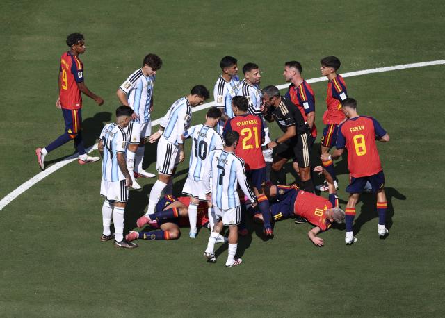 (260720) -- NEW JERSEY, July 20, 2026 (Xinhua) -- Referee Slavko Vincic goes between players of Argentina (L) and Spain during the final match between Spain and Argentina at the 2026 FIFA World Cup at the New York New Jersey Stadium, the United States, July 19, 2026. (Xinhua/Xu Zijian)