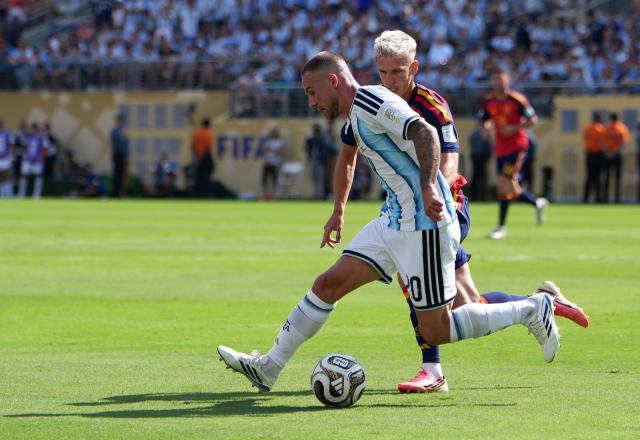 (260720) -- NEW JERSEY, July 20, 2026 (Xinhua) -- Alexis Mac Allister (L) of Argentina competes during the final match between Spain and Argentina at the 2026 FIFA World Cup at the New York New Jersey Stadium, the United States, July 19, 2026. (Xinhua/Huang Zongzhi)