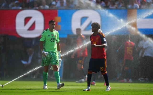 (260720) -- NEW JERSEY, July 20, 2026 (Xinhua) -- Lamine Yamal (R) of Spain and Emiliano Martinez, goalkeeper of Argentina react during the final match between Spain and Argentina at the 2026 FIFA World Cup at the New York New Jersey Stadium, the United States, July 19, 2026. (Xinhua/Jia Haocheng)