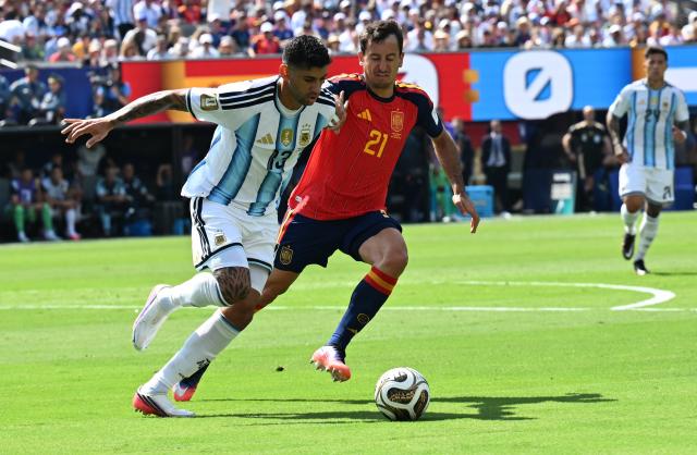 (260720) -- NEW JERSEY, July 20, 2026 (Xinhua) -- Cristian Romero (L) of Argentina competes against Mikel Oyarzabal of Spain during the final match between Spain and Argentina at the 2026 FIFA World Cup at the New York New Jersey Stadium, the United States, July 19, 2026. (Xinhua/Xiao Yijiu)