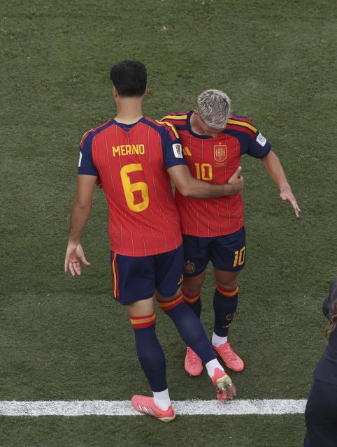 (260720) -- NEW JERSEY, July 20, 2026 (Xinhua) -- Spain's Mikel Merino (L) comes up as a substitute to replace Dani Olmo during the final match between Spain and Argentina at the 2026 FIFA World Cup at the New York New Jersey Stadium, the United States, July 19, 2026. (Xinhua/Xu Zijian)