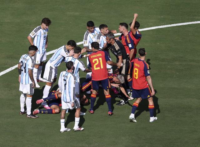 (260720) -- NEW JERSEY, July 20, 2026 (Xinhua) -- Referee Slavko Vincic goes between players of Argentina (L) and Spain during the final match between Spain and Argentina at the 2026 FIFA World Cup at the New York New Jersey Stadium, the United States, July 19, 2026. (Xinhua/Xu Zijian)