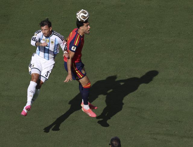 (260720) -- NEW JERSEY, July 20, 2026 (Xinhua) -- Leandro Paredes (L) of Argentina and Mikel Merino of Spain compete during the final match between Spain and Argentina at the 2026 FIFA World Cup at the New York New Jersey Stadium, the United States, July 19, 2026. (Xinhua/Xu Zijian)