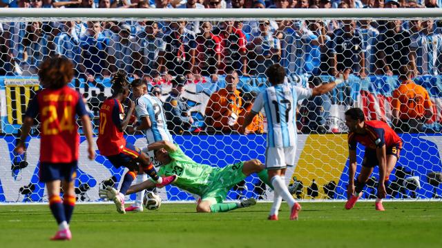 (260720) -- NEW JERSEY, July 20, 2026 (Xinhua) -- Emiliano Martinez, goalkeeper of Argentina makes a save during the final match between Spain and Argentina at the 2026 FIFA World Cup at the New York New Jersey Stadium, the United States, July 19, 2026. (Xinhua/Jia Haocheng)