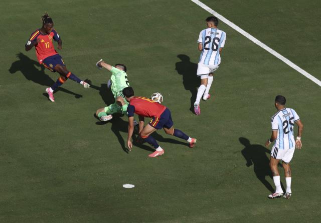 (260720) -- NEW JERSEY, July 20, 2026 (Xinhua) -- Emiliano Martinez (2nd L), goalkeeper of Argentina makes a save during the final match between Spain and Argentina at the 2026 FIFA World Cup at the New York New Jersey Stadium, the United States, July 19, 2026. (Xinhua/Xu Zijian)