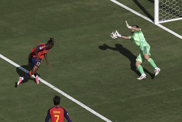(260720) -- NEW JERSEY, July 20, 2026 (Xinhua) -- Emiliano Martinez, goalkeeper of Argentina makes a save during the final match between Spain and Argentina at the 2026 FIFA World Cup at the New York New Jersey Stadium, the United States, July 19, 2026. (Xinhua/Xu Zijian)
