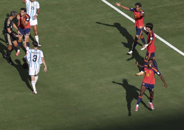 (260720) -- NEW JERSEY, July 20, 2026 (Xinhua) -- Mikel Merino (2nd L) of Spain argues with the referee during the final match between Spain and Argentina at the 2026 FIFA World Cup at the New York New Jersey Stadium, the United States, July 19, 2026. (Xinhua/Xu Zijian)