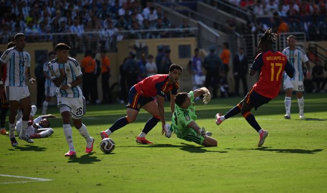 (260720) -- NEW JERSEY, July 20, 2026 (Xinhua) -- Emiliano Martinez (C), goalkeeper of Argentina makes a save during the final match between Spain and Argentina at the 2026 FIFA World Cup at the New York New Jersey Stadium, the United States, July 19, 2026. (Xinhua/Xiao Yijiu)