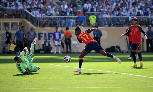 (260720) -- NEW JERSEY, July 20, 2026 (Xinhua) -- Nico Williams (C) of Spain competes during the final match between Spain and Argentina at the 2026 FIFA World Cup at the New York New Jersey Stadium, the United States, July 19, 2026. (Xinhua/Xiao Yijiu)