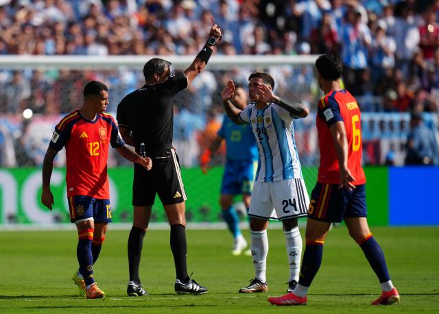 (260720) -- NEW JERSEY, July 20, 2026 (Xinhua) -- Argentina's Enzo Fernandez (2nd R) receives a red card from referee Slavko Vincic during the final match between Spain and Argentina at the 2026 FIFA World Cup at the New York New Jersey Stadium, the United States, July 19, 2026. (Xinhua/Jia Haocheng)