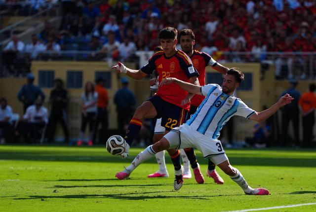 (260720) -- NEW JERSEY, July 20, 2026 (Xinhua) -- Nicolas Tagliafico (R) of Argentina competes during the final match between Spain and Argentina at the 2026 FIFA World Cup at the New York New Jersey Stadium, the United States, July 19, 2026. (Xinhua/Jia Haocheng)