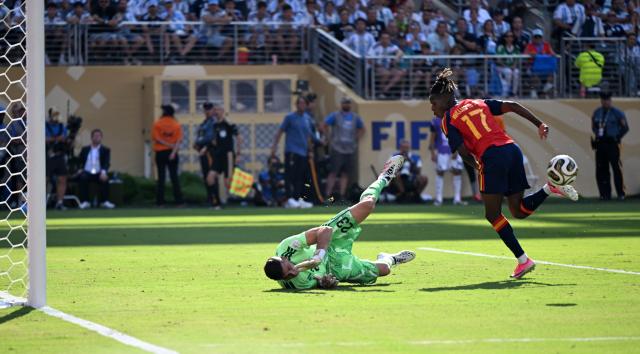 (260720) -- NEW JERSEY, July 20, 2026 (Xinhua) -- Nico Williams (R) of Spain competes during the final match between Spain and Argentina at the 2026 FIFA World Cup at the New York New Jersey Stadium, the United States, July 19, 2026. (Xinhua/Xiao Yijiu)
