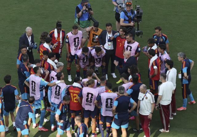 (260720) -- NEW JERSEY, July 20, 2026 (Xinhua) -- Luis de la Fuente, head coach of Spain instructs during the final match between Spain and Argentina at the 2026 FIFA World Cup at the New York New Jersey Stadium, the United States, July 19, 2026. (Xinhua/Xu Zijian)