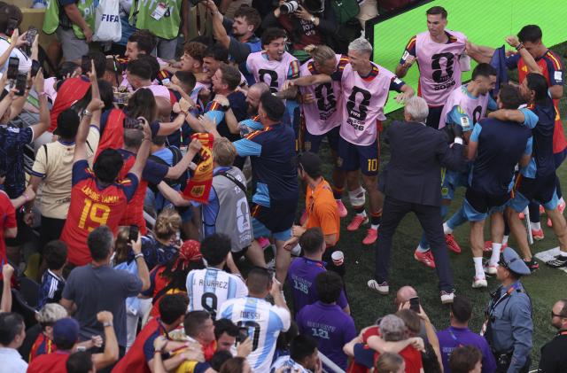 (260720) -- NEW JERSEY, July 20, 2026 (Xinhua) -- Players of Spain celebrate scoring during the final match between Spain and Argentina at the 2026 FIFA World Cup at the New York New Jersey Stadium, the United States, July 19, 2026. (Xinhua/Xu Zijian)