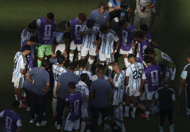 (260720) -- NEW JERSEY, July 20, 2026 (Xinhua) -- Players of Argentina communicate during the final match between Spain and Argentina at the 2026 FIFA World Cup at the New York New Jersey Stadium, the United States, July 19, 2026. (Xinhua/Xu Zijian)