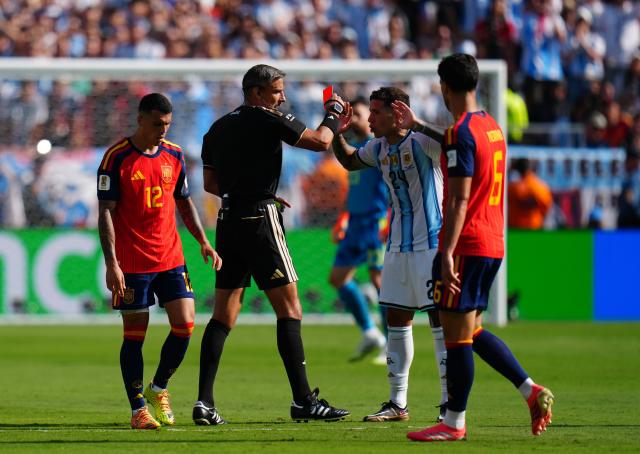 (260720) -- NEW JERSEY, July 20, 2026 (Xinhua) -- Argentina's Enzo Fernandez (2nd R) receives a red card from referee Slavko Vincic during the final match between Spain and Argentina at the 2026 FIFA World Cup at the New York New Jersey Stadium, the United States, July 19, 2026. (Xinhua/Jia Haocheng)