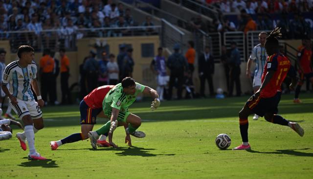 (260720) -- NEW JERSEY, July 20, 2026 (Xinhua) -- Emiliano Martinez (3rd L), goalkeeper of Argentina makes a save during the final match between Spain and Argentina at the 2026 FIFA World Cup at the New York New Jersey Stadium, the United States, July 19, 2026. (Xinhua/Xiao Yijiu)