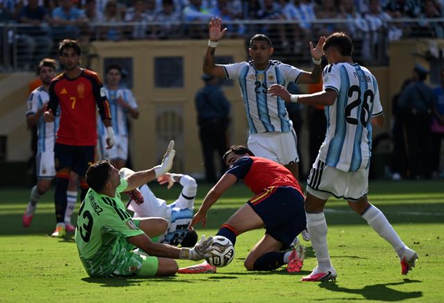 (260720) -- NEW JERSEY, July 20, 2026 (Xinhua) -- Emiliano Martinez (L), goalkeeper of Argentina makes a save during the final match between Spain and Argentina at the 2026 FIFA World Cup at the New York New Jersey Stadium, the United States, July 19, 2026. (Xinhua/Xiao Yijiu)