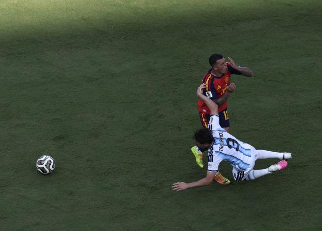(260720) -- NEW JERSEY, July 20, 2026 (Xinhua) -- Nicolas Tagliafico of Argentina falls during the final match between Spain and Argentina at the 2026 FIFA World Cup at the New York New Jersey Stadium, the United States, July 19, 2026. (Xinhua/Xu Zijian)